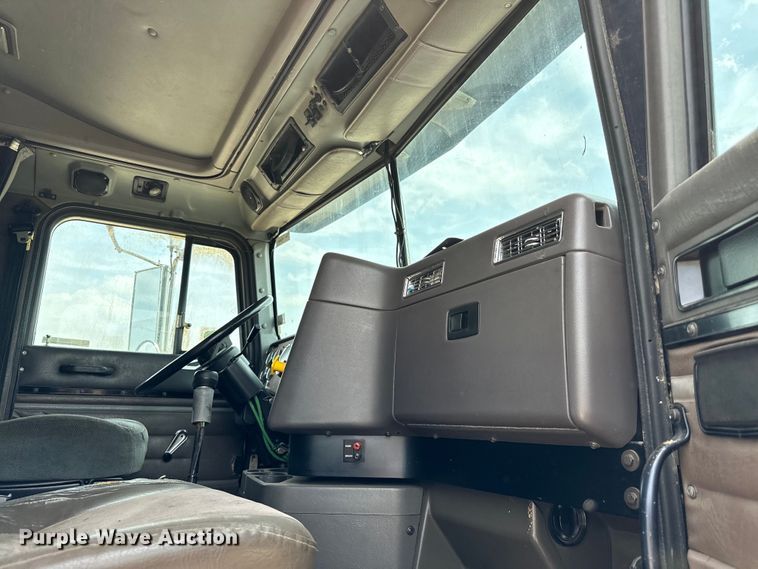 image for item IE9029 1997 International  9200 semi truck