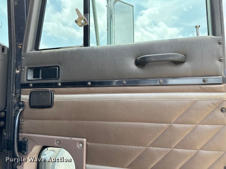 image for item IE9029 1997 International  9200 semi truck