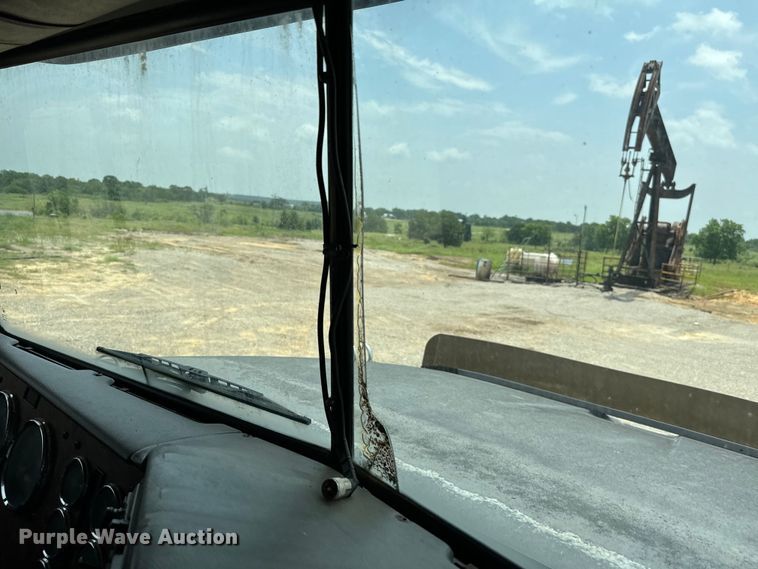 image for item IE9029 1997 International  9200 semi truck