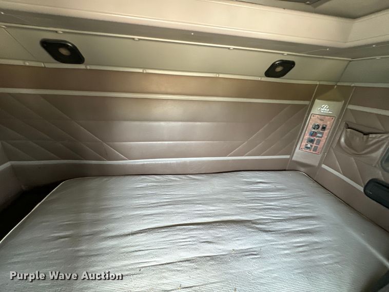 image for item IE9029 1997 International  9200 semi truck