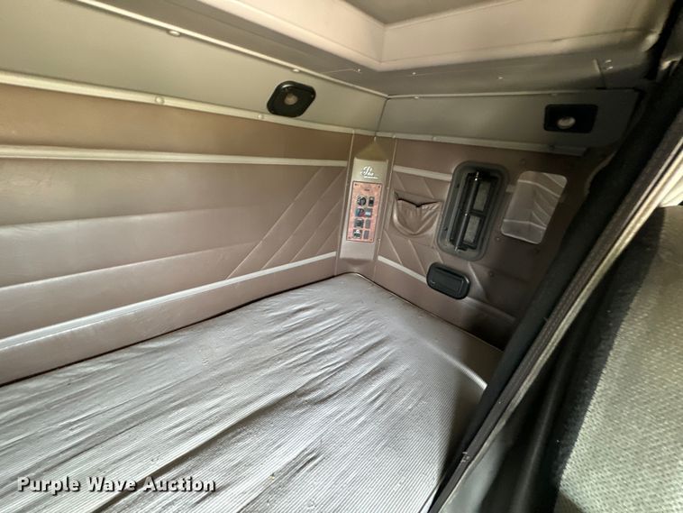 image for item IE9029 1997 International  9200 semi truck