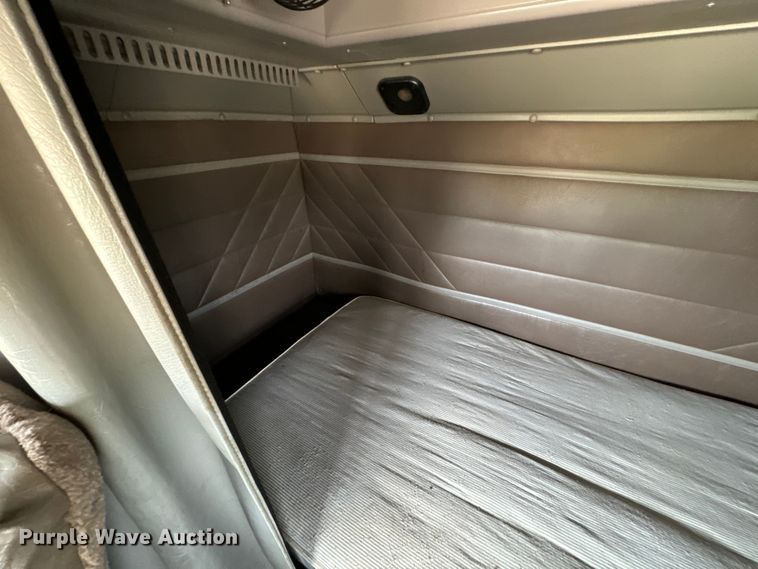 image for item IE9029 1997 International  9200 semi truck