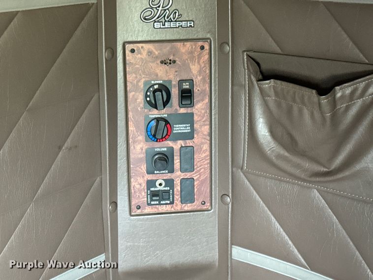 image for item IE9029 1997 International  9200 semi truck