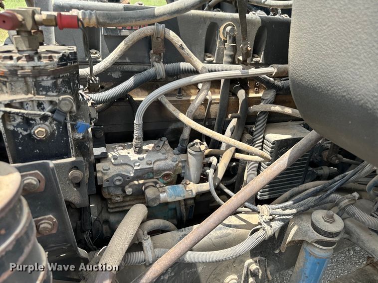 image for item IE9029 1997 International  9200 semi truck