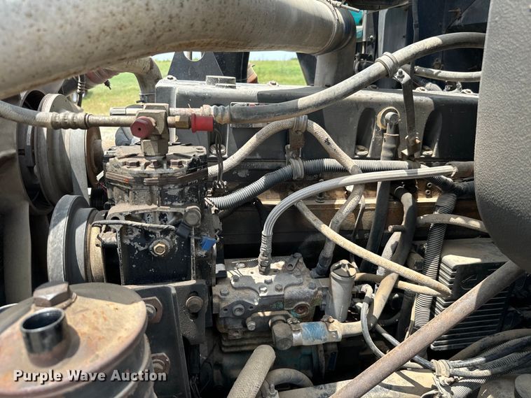 image for item IE9029 1997 International  9200 semi truck