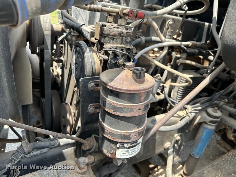 image for item IE9029 1997 International  9200 semi truck