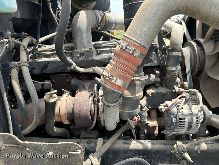 image for item IE9029 1997 International  9200 semi truck