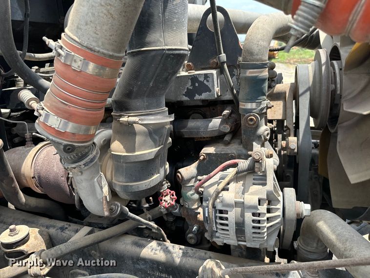 image for item IE9029 1997 International  9200 semi truck