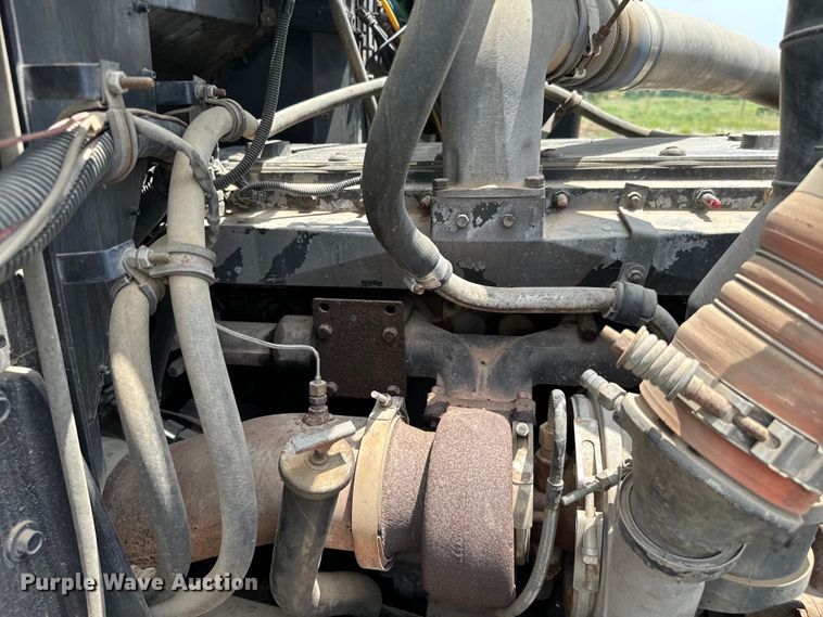 image for item IE9029 1997 International  9200 semi truck