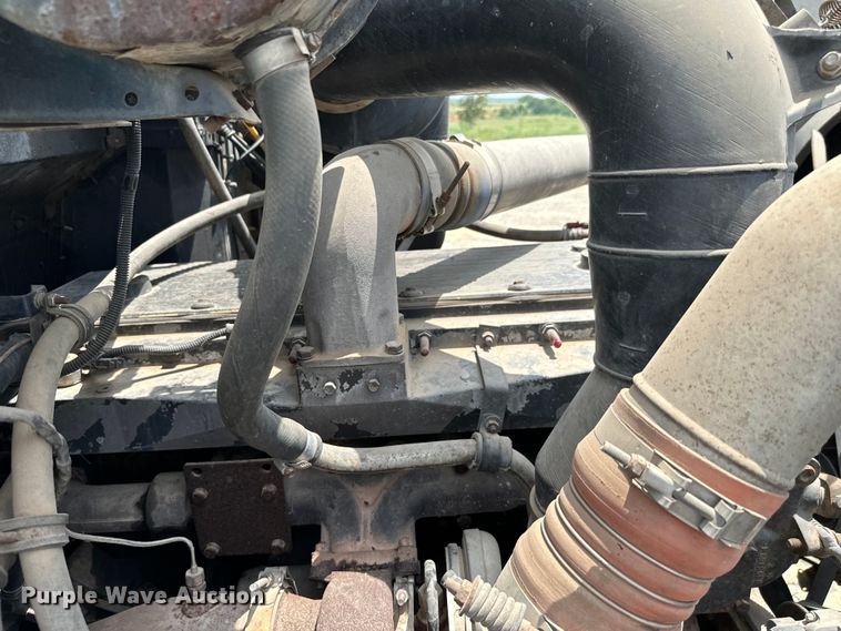 image for item IE9029 1997 International  9200 semi truck