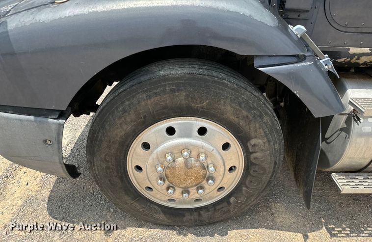 image for item IE9029 1997 International  9200 semi truck