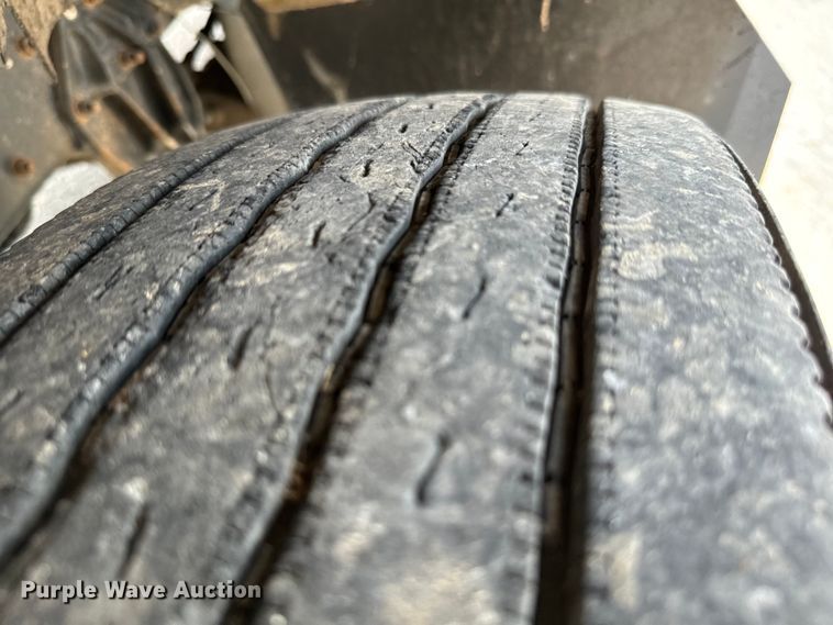 image for item IE9029 1997 International  9200 semi truck