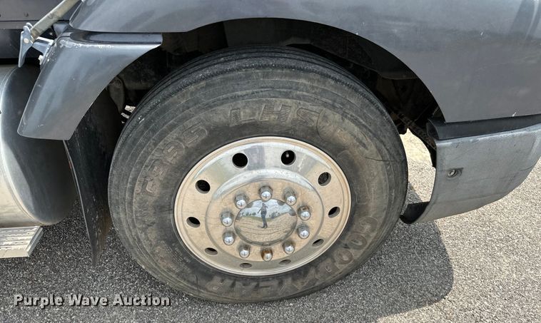 image for item IE9029 1997 International  9200 semi truck