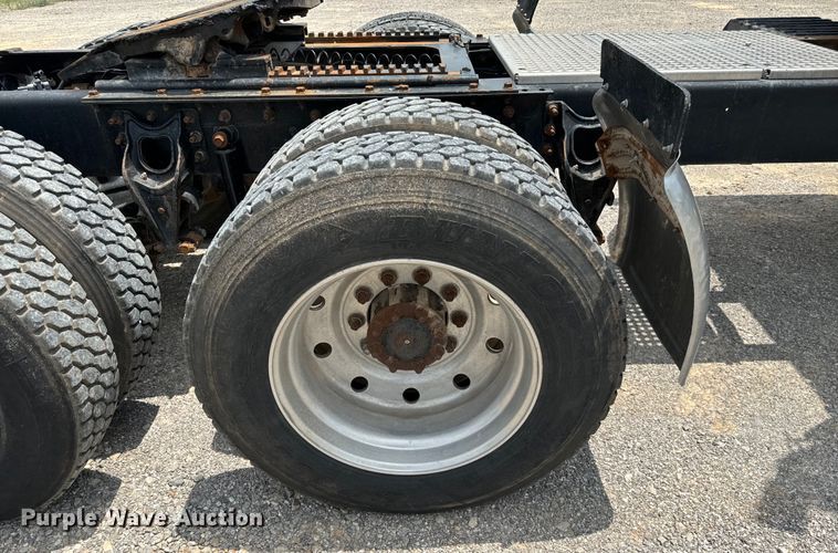 image for item IE9029 1997 International  9200 semi truck