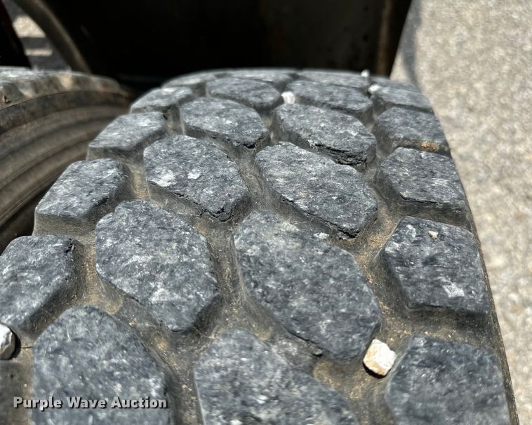 image for item IE9029 1997 International  9200 semi truck