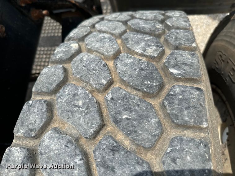 image for item IE9029 1997 International  9200 semi truck