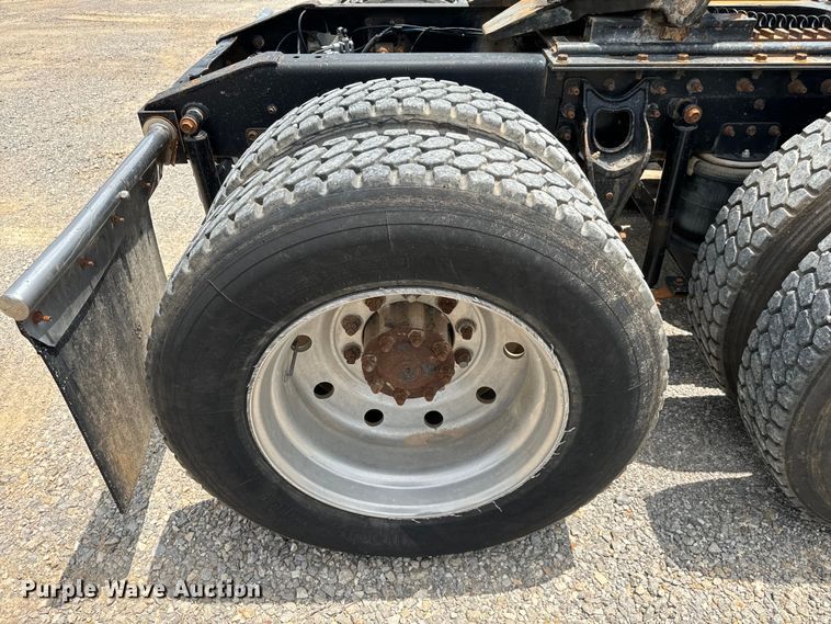 image for item IE9029 1997 International  9200 semi truck