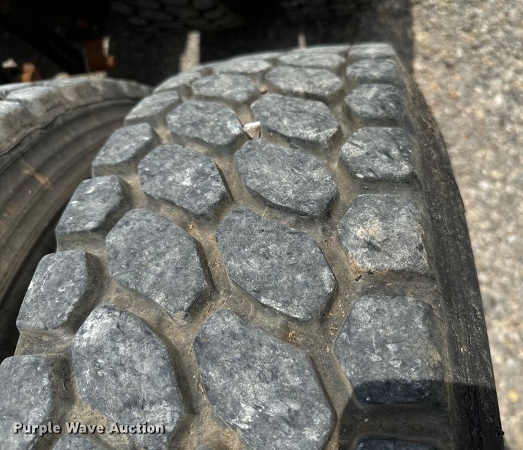 image for item IE9029 1997 International  9200 semi truck