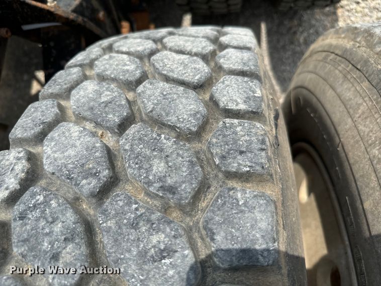 image for item IE9029 1997 International  9200 semi truck