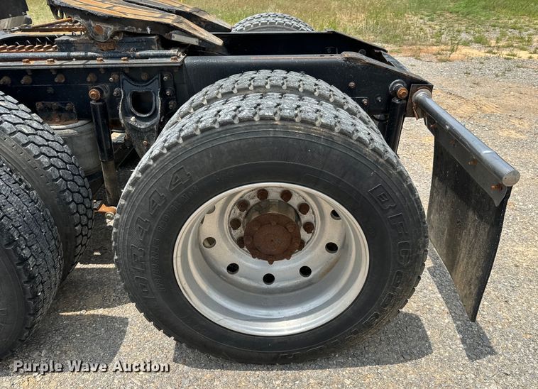 image for item IE9029 1997 International  9200 semi truck