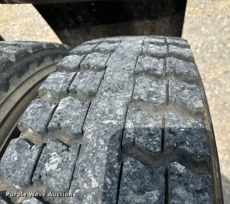 image for item IE9029 1997 International  9200 semi truck