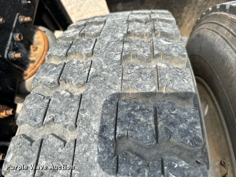 image for item IE9029 1997 International  9200 semi truck