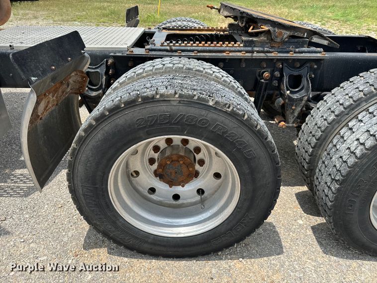 image for item IE9029 1997 International  9200 semi truck