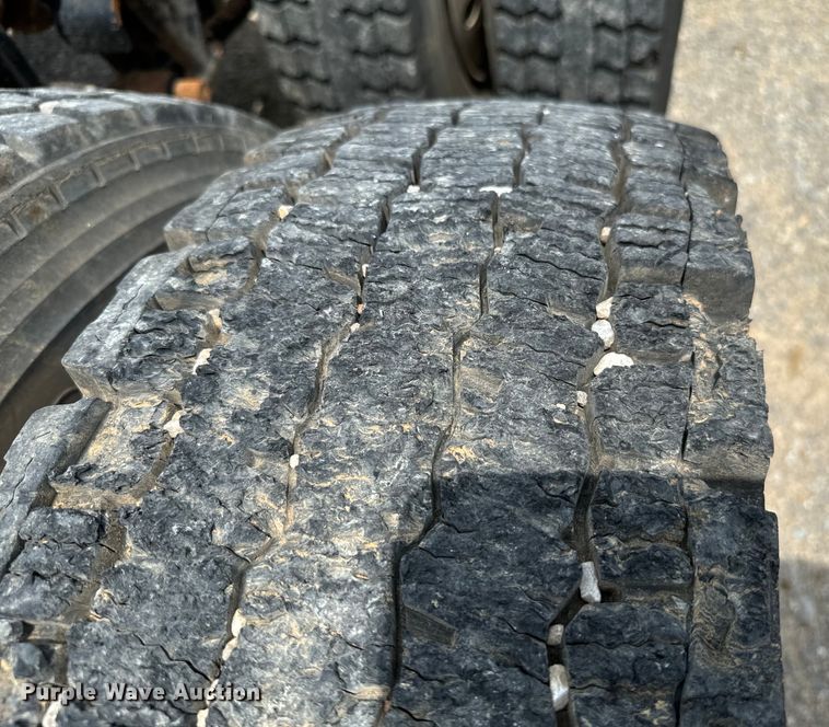 image for item IE9029 1997 International  9200 semi truck