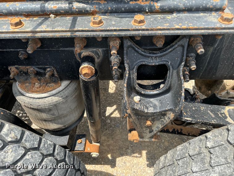 image for item IE9029 1997 International  9200 semi truck