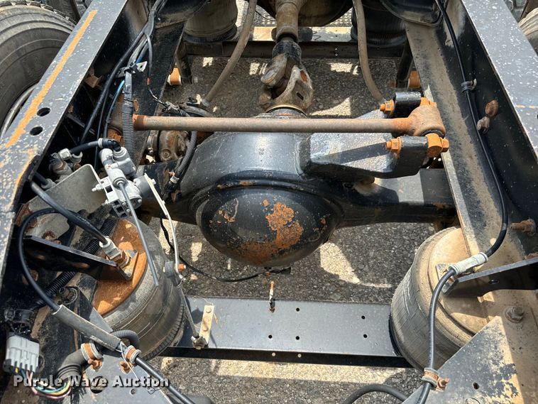 image for item IE9029 1997 International  9200 semi truck