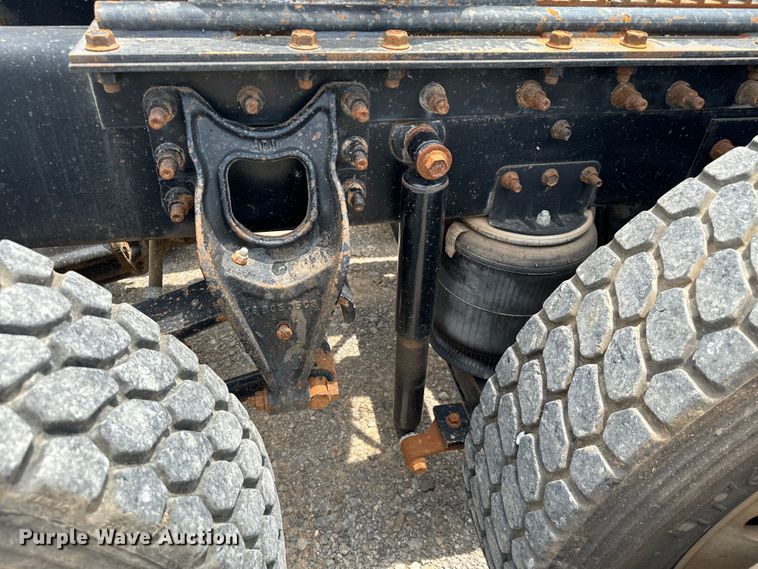 image for item IE9029 1997 International  9200 semi truck