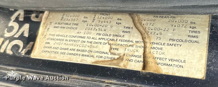 image for item IE9029 1997 International  9200 semi truck