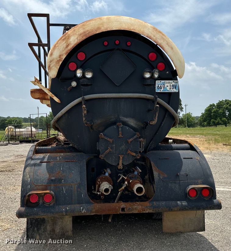 image for item IE9030 1996 Peterbilt  379 vacuum truck