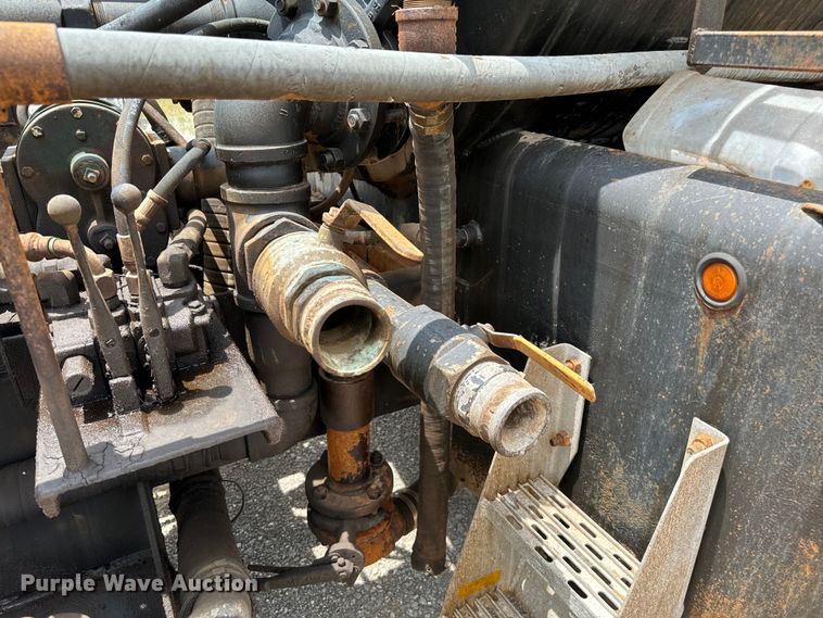 image for item IE9030 1996 Peterbilt  379 vacuum truck