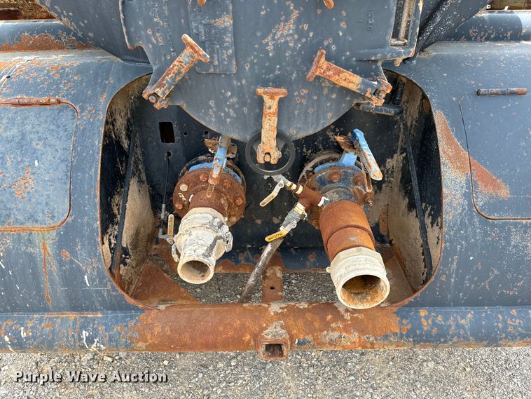 image for item IE9030 1996 Peterbilt  379 vacuum truck