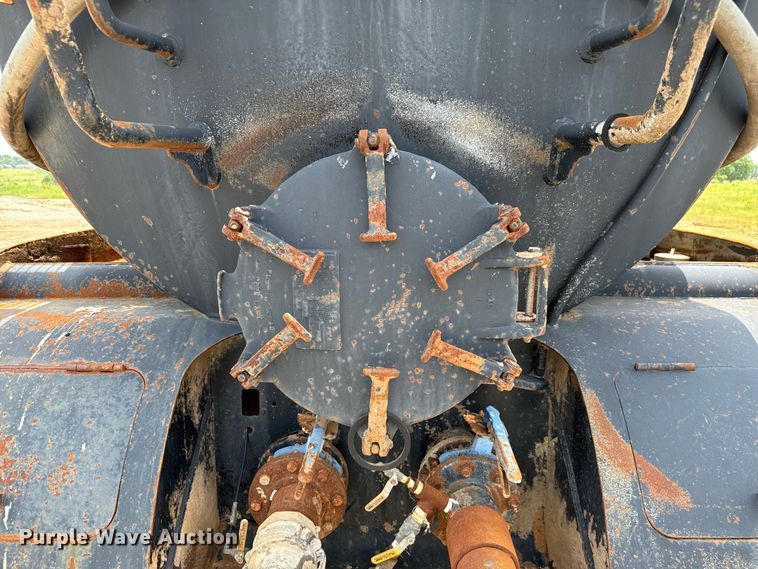 image for item IE9030 1996 Peterbilt  379 vacuum truck