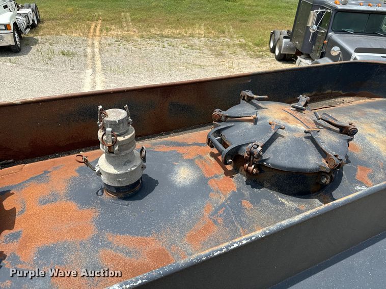 image for item IE9030 1996 Peterbilt  379 vacuum truck