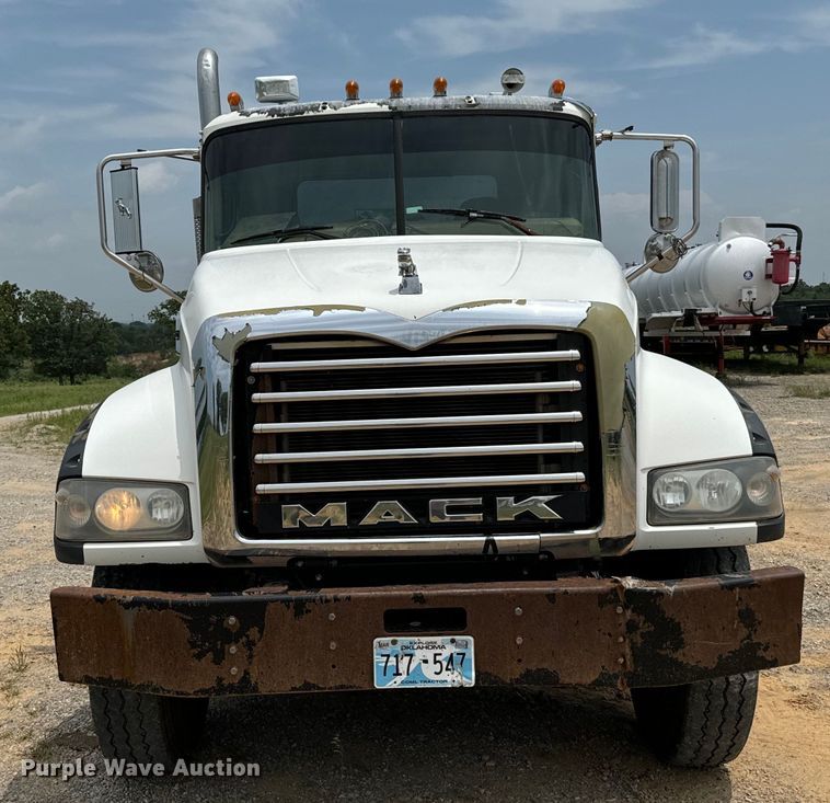 image for item IE9032 2007 Mack CTP713 semi truck