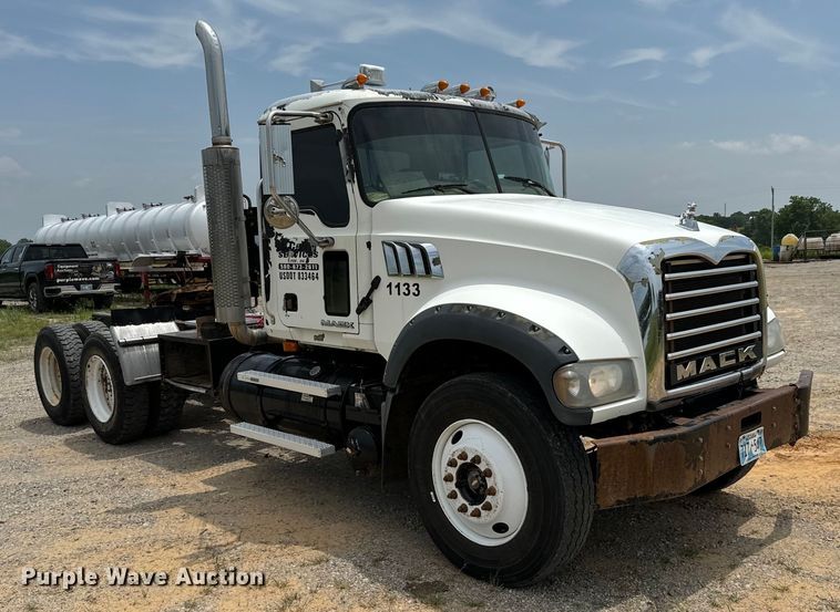 image for item IE9032 2007 Mack CTP713 semi truck