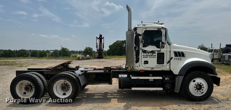 image for item IE9032 2007 Mack CTP713 semi truck