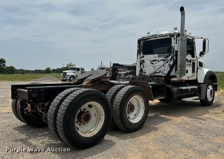 image for item IE9032 2007 Mack CTP713 semi truck