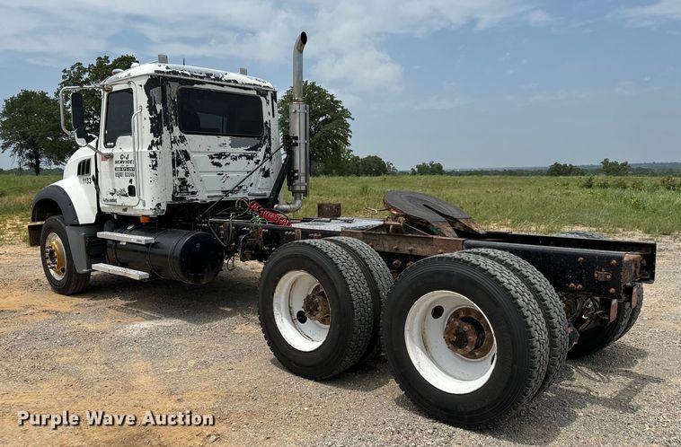 image for item IE9032 2007 Mack CTP713 semi truck