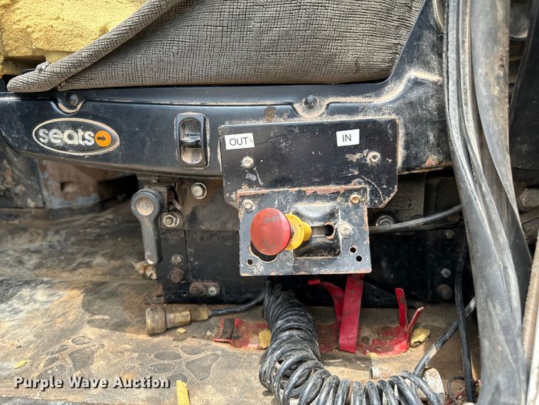 image for item IE9032 2007 Mack CTP713 semi truck