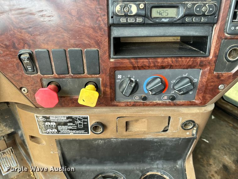 image for item IE9032 2007 Mack CTP713 semi truck