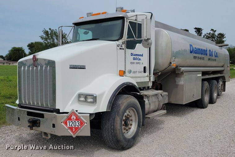 image for item KB9015 2010 Kenworth T800 fuel truck