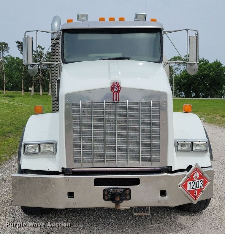 image for item KB9015 2010 Kenworth T800 fuel truck