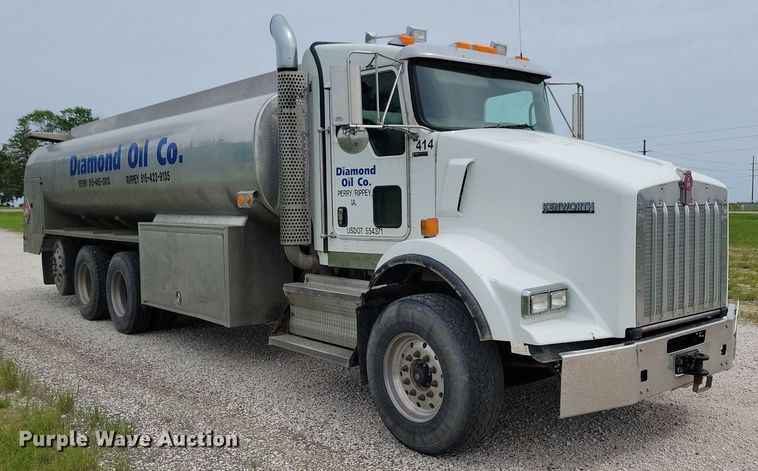 image for item KB9015 2010 Kenworth T800 fuel truck