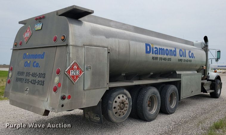 image for item KB9015 2010 Kenworth T800 fuel truck