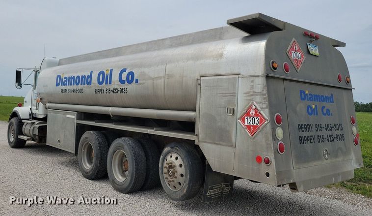 image for item KB9015 2010 Kenworth T800 fuel truck