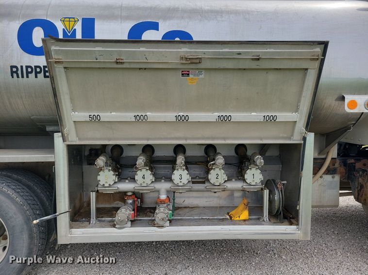 image for item KB9015 2010 Kenworth T800 fuel truck